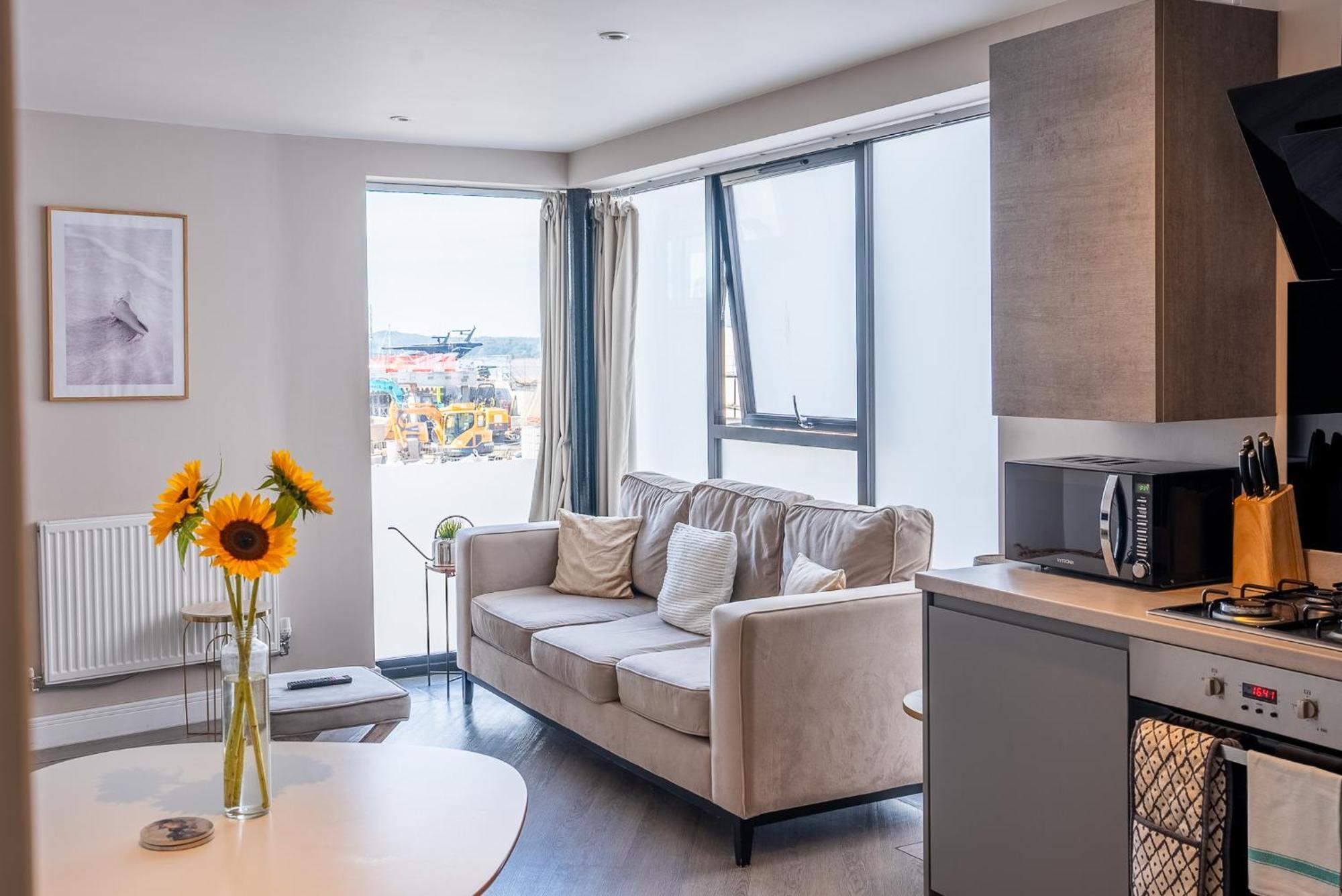 Beautiful Two Bedroom Harbour Side Apartment Poole Exterior photo